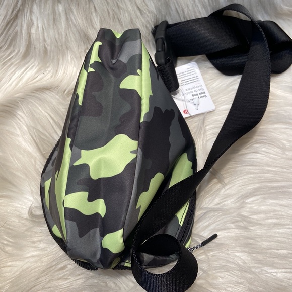 Lululemon Everywhere Belt Bag NWT - Picture 10 of 12